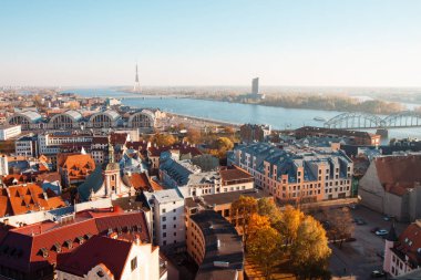 Riga sonbahar gözlem güverte St. Peter Kilisesi kulenin görünümünü. Bir bina, Daugava Nehri üzerinde köprü Pazar evleri, Riga Tv Kulesi, çatılar görebilirsiniz.