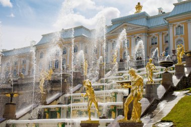 PETERGOF, RUSSIA, 03.07.2020 Büyük Şelale Peterhof, St-Petersburg. Dünyanın en büyük çeşme kıyafetleri. Yaldızlı heykeller ve heykellerle çerçevelenmiş. Arka planda Büyük Peterhof Sarayı. 