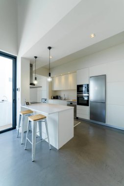 Bahçe havuzu ve ahşap güvertesi olan modern bir ev.