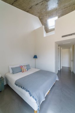 Bahçe havuzu ve ahşap güvertesi olan modern bir ev.