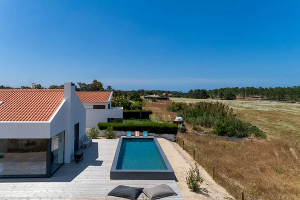 Casa Moderna Con Piscina Jardín Terraza Madera — Foto de Stock