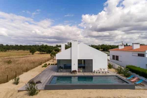 Casa Moderna Con Piscina Jardín Terraza Madera — Foto de Stock