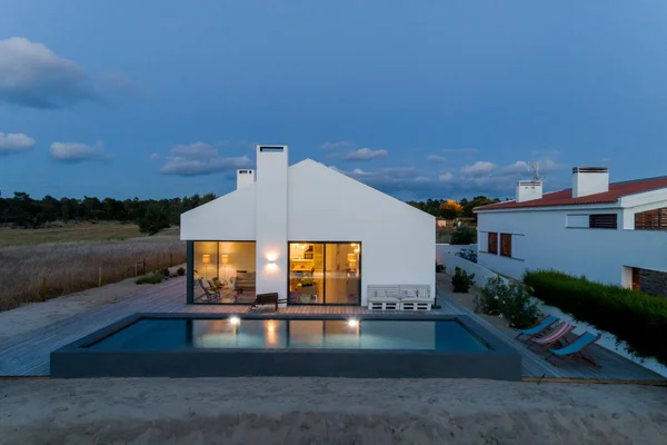 Casa Moderna Con Piscina Jardín Terraza Madera — Foto de Stock