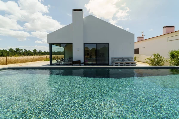 Modern Huis Met Tuin Zwembad Houten Dek — Stockfoto