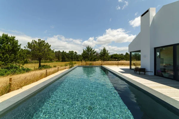 Casa Moderna Con Piscina Jardín Terraza Madera — Foto de Stock