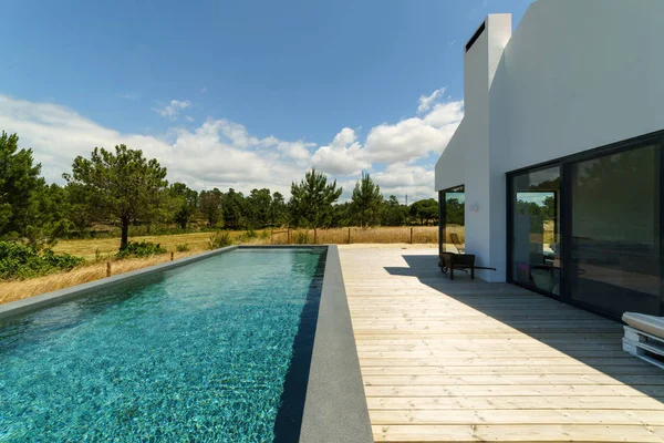 Casa Moderna Con Piscina Jardín Terraza Madera — Foto de Stock