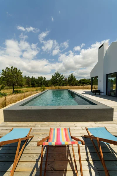 Casa Moderna Con Piscina Jardín Terraza Madera — Foto de Stock