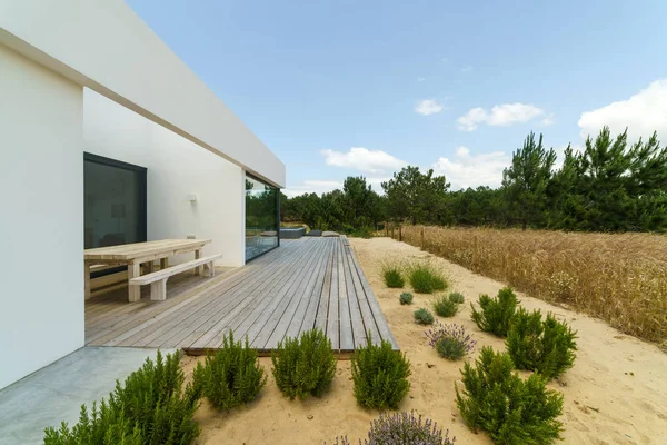 Casa Moderna Con Piscina Jardín Terraza Madera — Foto de Stock