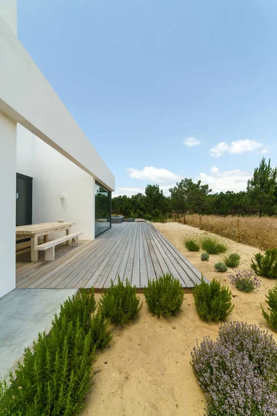 有花园游泳池和木制甲板的现代化房子 — 图库照片