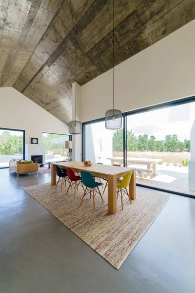 Bahçe havuzu ve ahşap güvertesi olan modern bir ev.