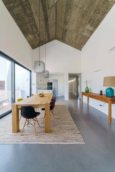 Bahçe havuzu ve ahşap güvertesi olan modern bir ev.