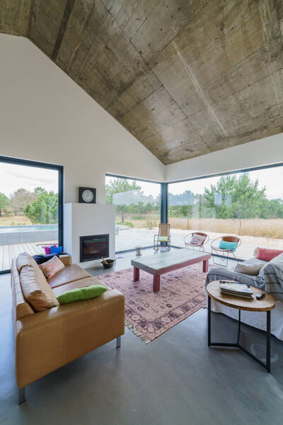 Современный дом с бассейном в саду и деревянной палубой