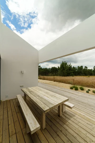 Casa Moderna Con Piscina Jardín Terraza Madera —  Fotos de Stock