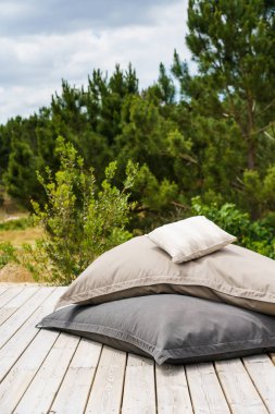 Bahçe havuzu ve ahşap güvertesi olan modern bir ev.