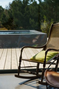 Bahçe havuzu ve ahşap güvertesi olan modern bir ev.