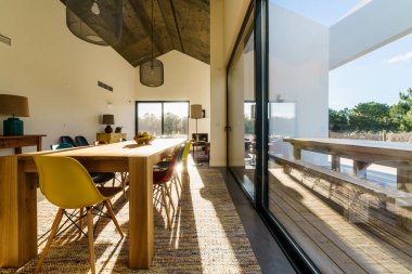 Bahçe havuzu ve ahşap güvertesi olan modern bir ev.