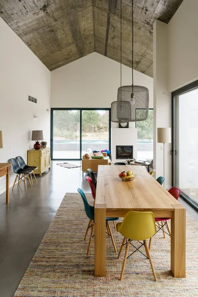 Casa Moderna Con Piscina Jardín Terraza Madera — Foto de Stock