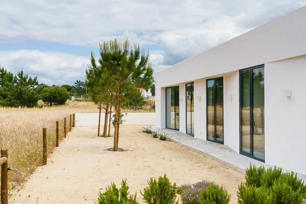 Casa Moderna Con Piscina Jardín Terraza Madera — Foto de Stock