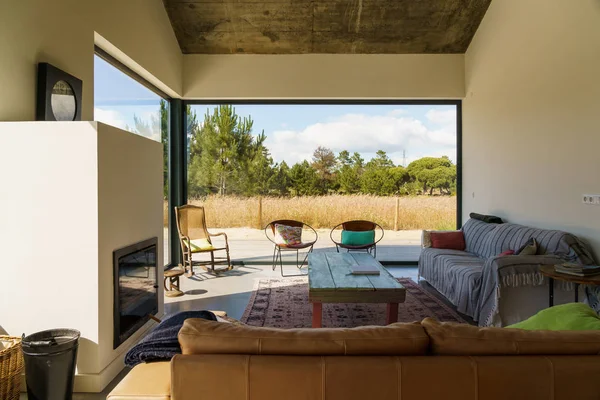 Casa Moderna Con Piscina Jardín Terraza Madera —  Fotos de Stock