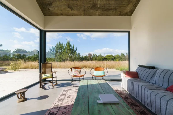 Casa Moderna Con Piscina Jardín Terraza Madera —  Fotos de Stock