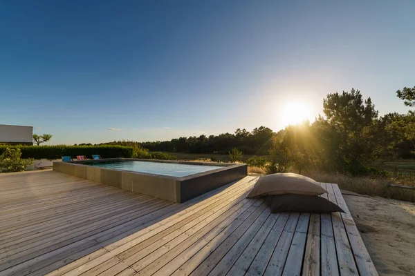 有花园游泳池和木制甲板的现代化房子 — 图库照片