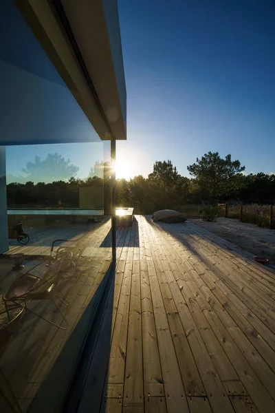 Casa Moderna Con Piscina Jardín Terraza Madera — Foto de Stock