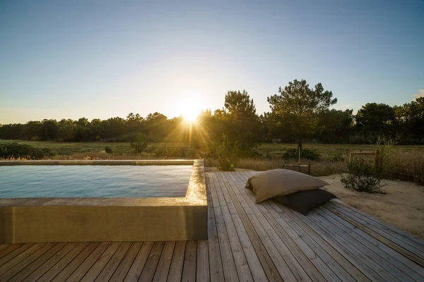 Modern Huis Met Tuin Zwembad Houten Dek — Stockfoto