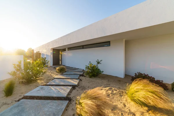 Casa Moderna Com Piscina Jardim Deck Madeira — Fotografia de Stock