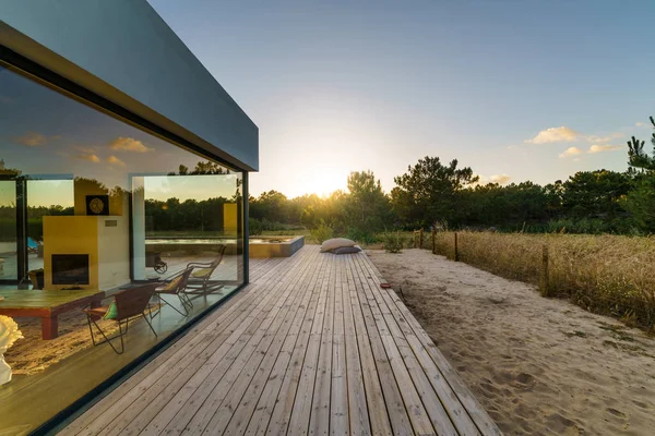 Casa Moderna Con Piscina Jardín Terraza Madera — Foto de Stock