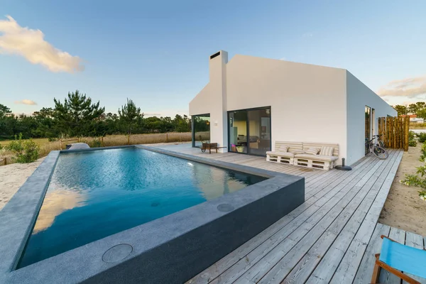 Casa Moderna Con Piscina Jardín Terraza Madera — Foto de Stock