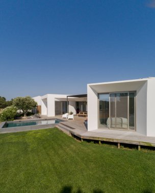 Modern ev bahçe Yüzme havuzu ve ahşap güverte ile havadan görünümü