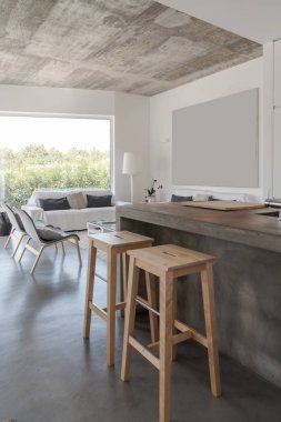 Bahçe havuzu ve ahşap güvertesi olan modern bir ev.