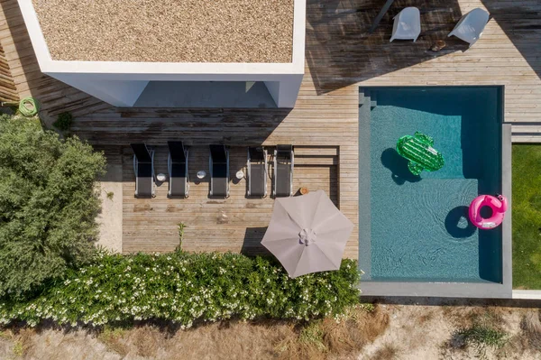 Luchtfoto Van Modern Huis Met Zwembad Tuin Houten Terras — Stockfoto
