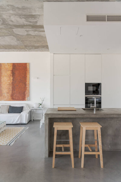 Современный дом с бассейном в саду и деревянной палубой