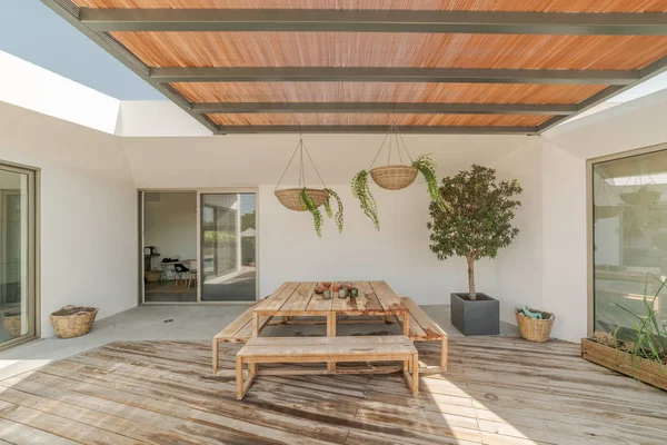 Casa Moderna Con Piscina Jardín Terraza Madera —  Fotos de Stock