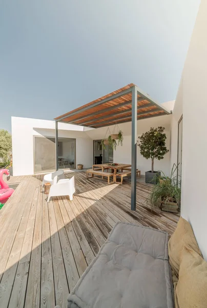 Casa Moderna Com Piscina Jardim Deck Madeira — Fotografia de Stock