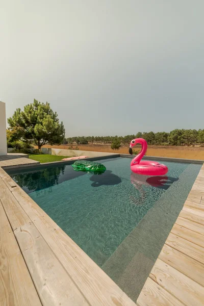 Casa Moderna Con Piscina Giardino Terrazza Legno — Foto Stock