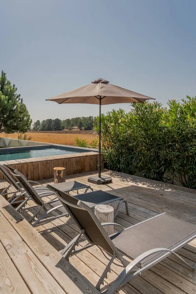 Modernes Haus Mit Garten Pool Und Holzdeck — Stockfoto