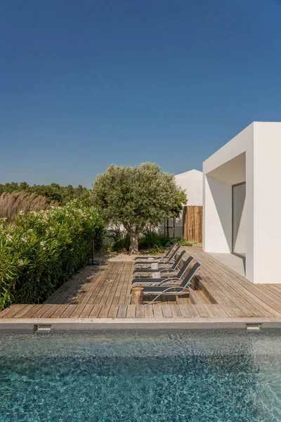 Casa Moderna Con Piscina Jardín Terraza Madera — Foto de Stock