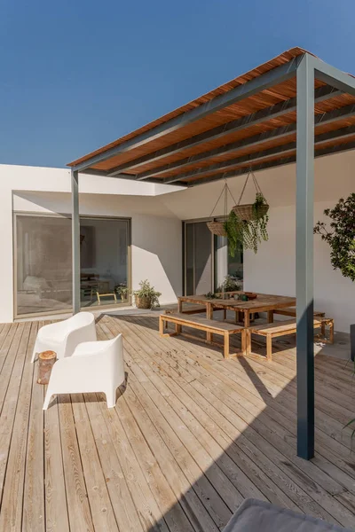 Bahçe havuzu ve ahşap güvertesi olan modern bir ev.