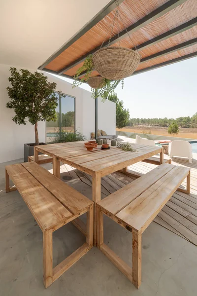 Casa Moderna Con Piscina Jardín Terraza Madera —  Fotos de Stock