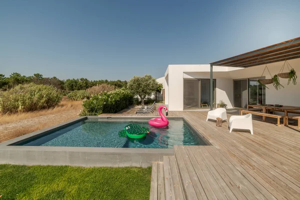 Casa Moderna Con Piscina Jardín Terraza Madera — Foto de Stock