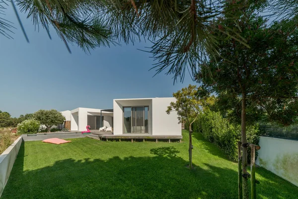 Casa Moderna Con Piscina Giardino Terrazza Legno — Foto Stock