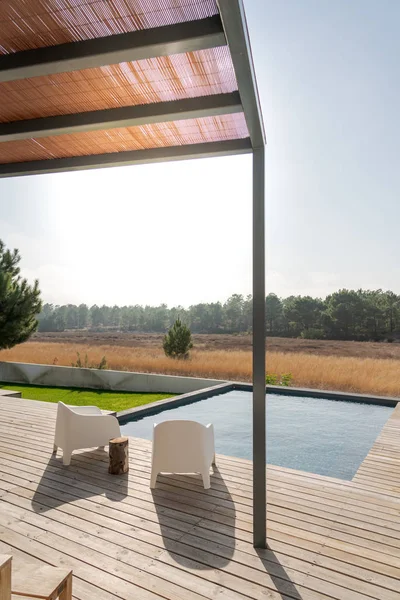 Casa Moderna Con Piscina Giardino Terrazza Legno — Foto Stock