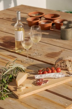 Modern ev bahçe Yüzme havuzu ve Akdeniz aperatifler ahşap güverte