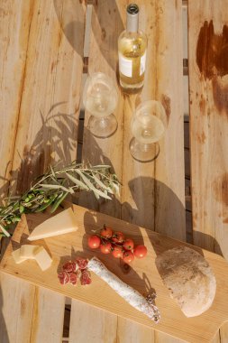 Modern ev bahçe Yüzme havuzu ve Akdeniz aperatifler ahşap güverte