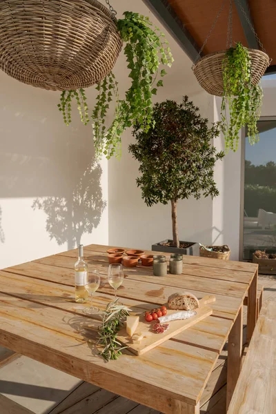 Casa Moderna Con Piscina Jardín Terraza Madera Con Aperitivos Mediterráneos — Foto de Stock