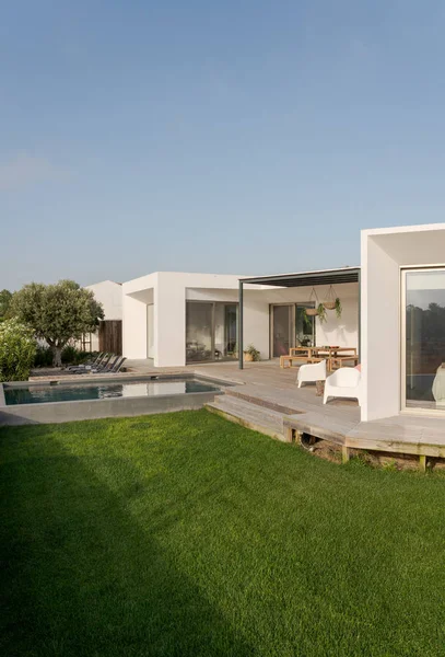 Casa Moderna Con Piscina Giardino Terrazza Legno — Foto Stock