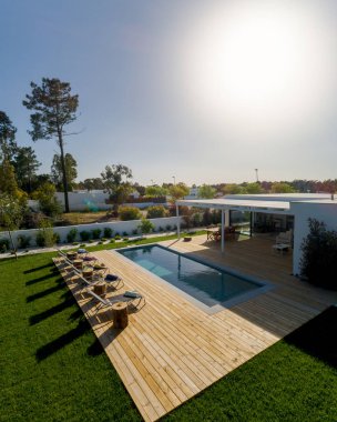 Havuz ve bahçe ile dış ve iç modern beyaz villa