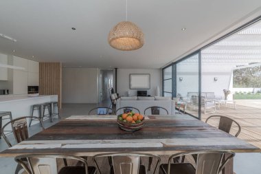 Havuz ve bahçe ile dış ve iç modern beyaz villa